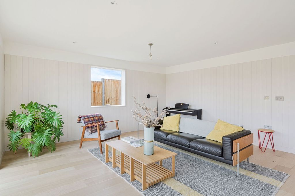 Property photo 3 of 28