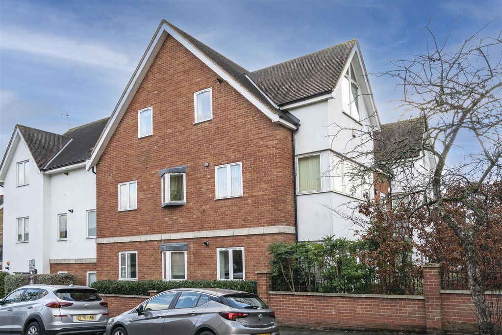 Property photo 1 of 11 Flat 7, 126 Worple Road External 2.Jpg