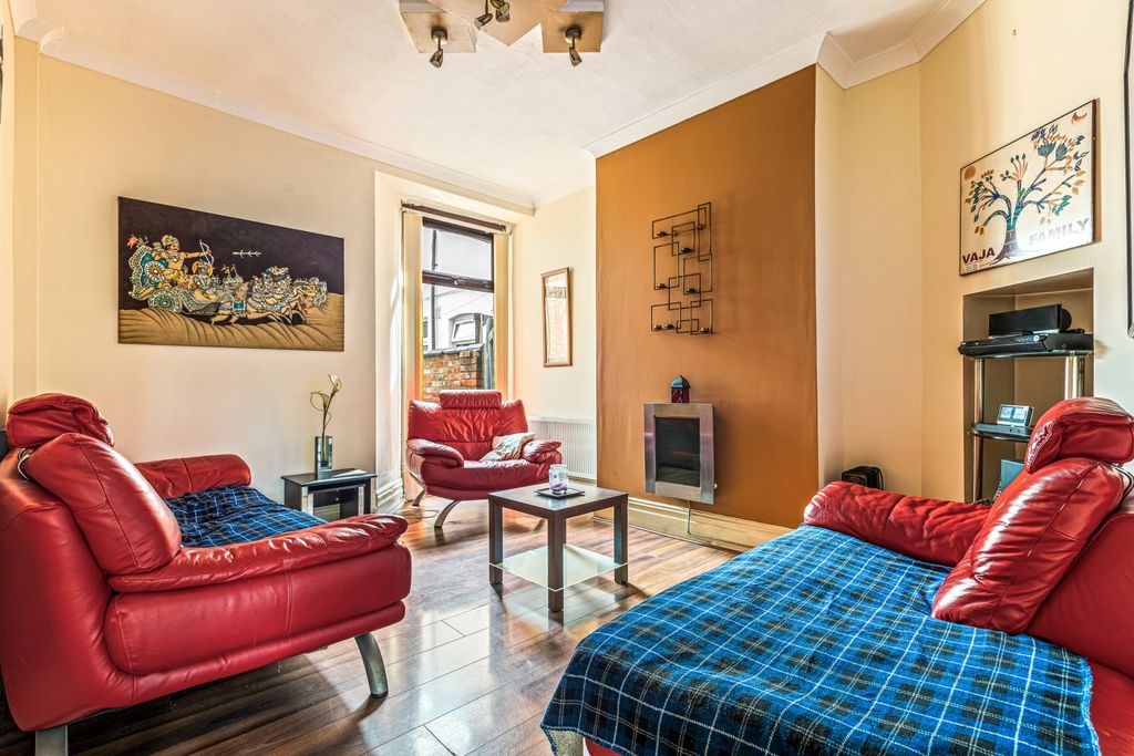 Property photo 2 of 32