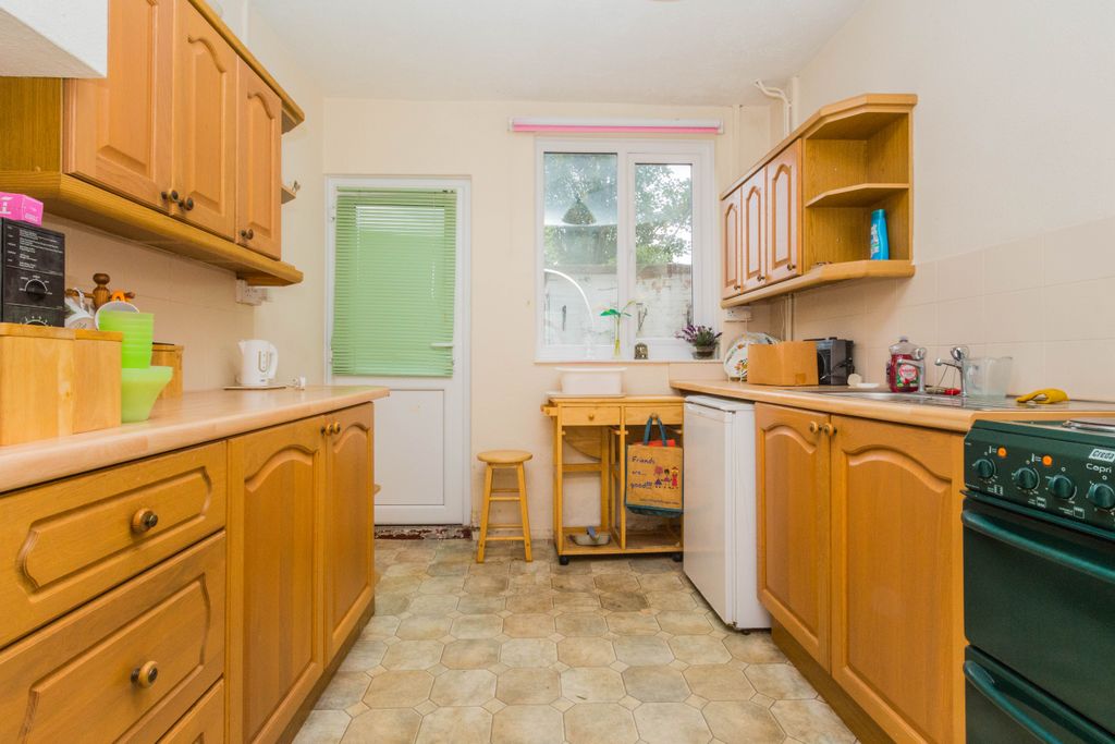 Property photo 2 of 10 Kitchen