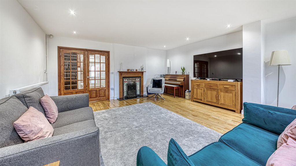 Property photo 2 of 33