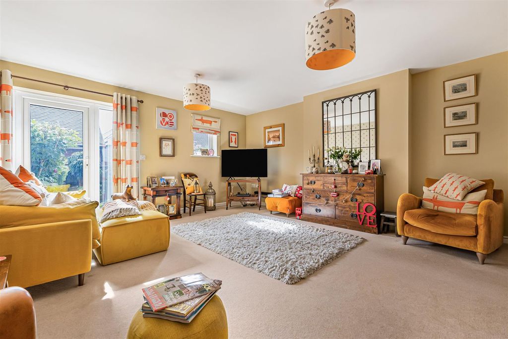 Property photo 2 of 16 Sitting Room