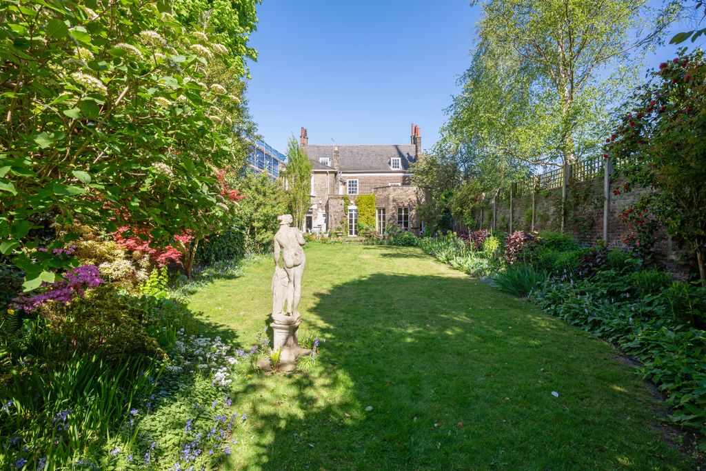 Property photo 2 of 22