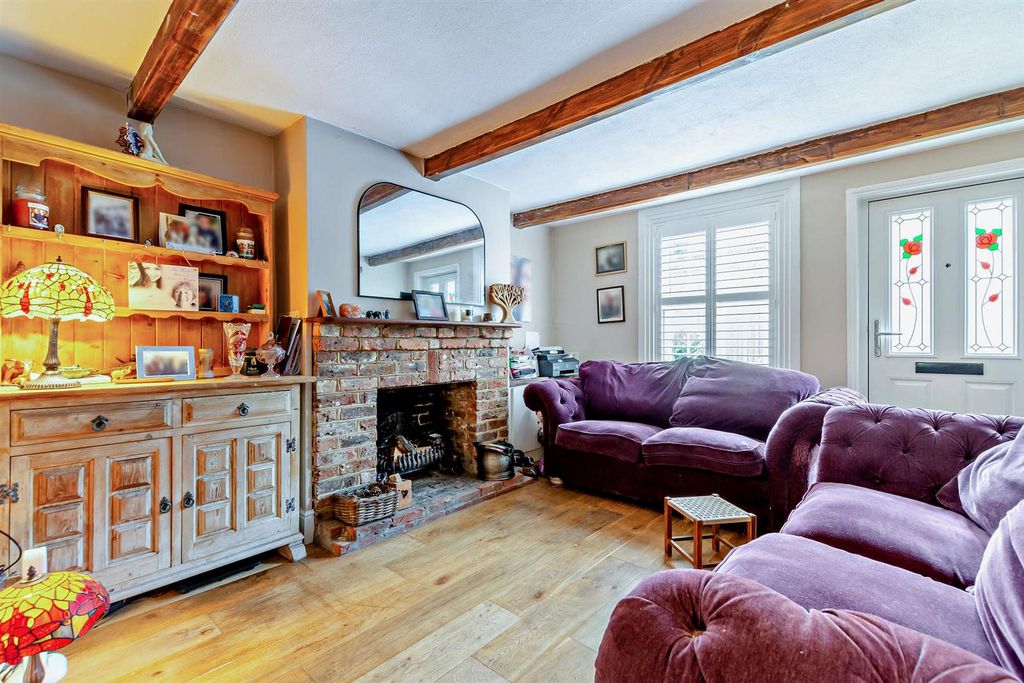 Property photo 2 of 18 8657856-Interior01-800.Jpg