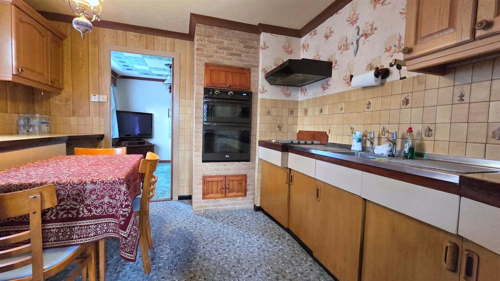 Property photo 3 of 11 Kitchen