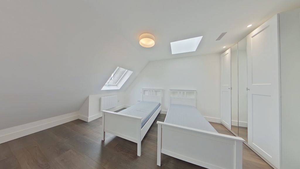 Property photo 3 of 6 Bedroom Area