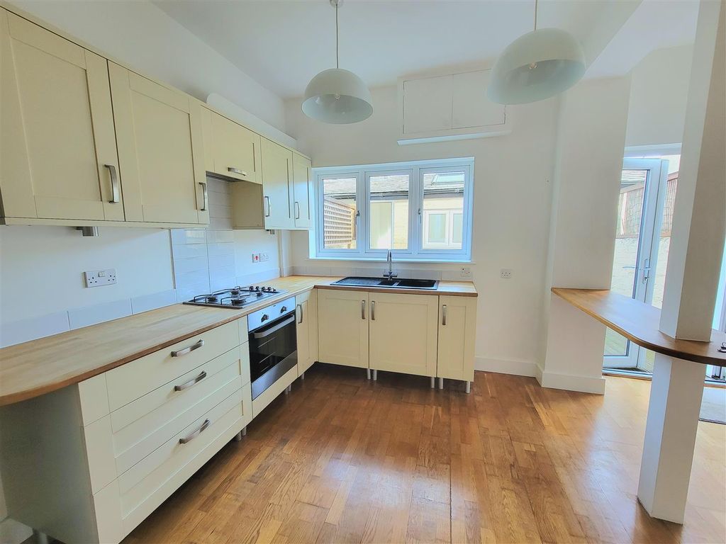 Property photo 2 of 11 Kitchen