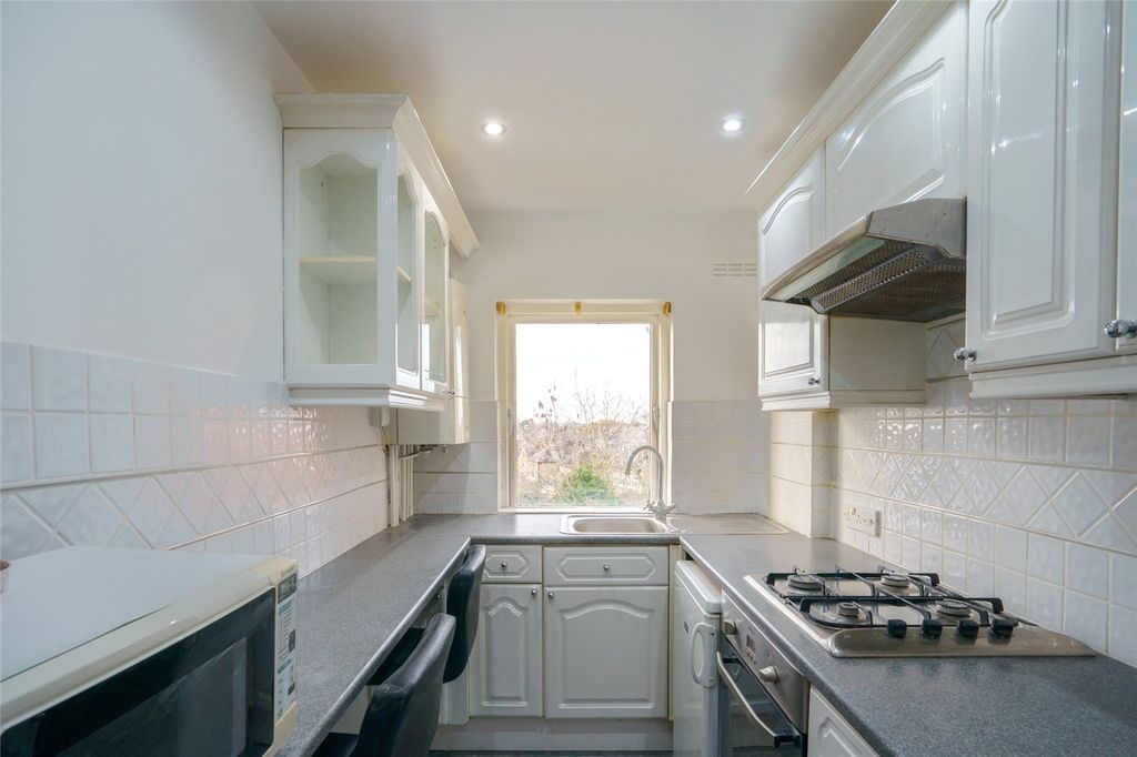 Property photo 3 of 7 Kitchen