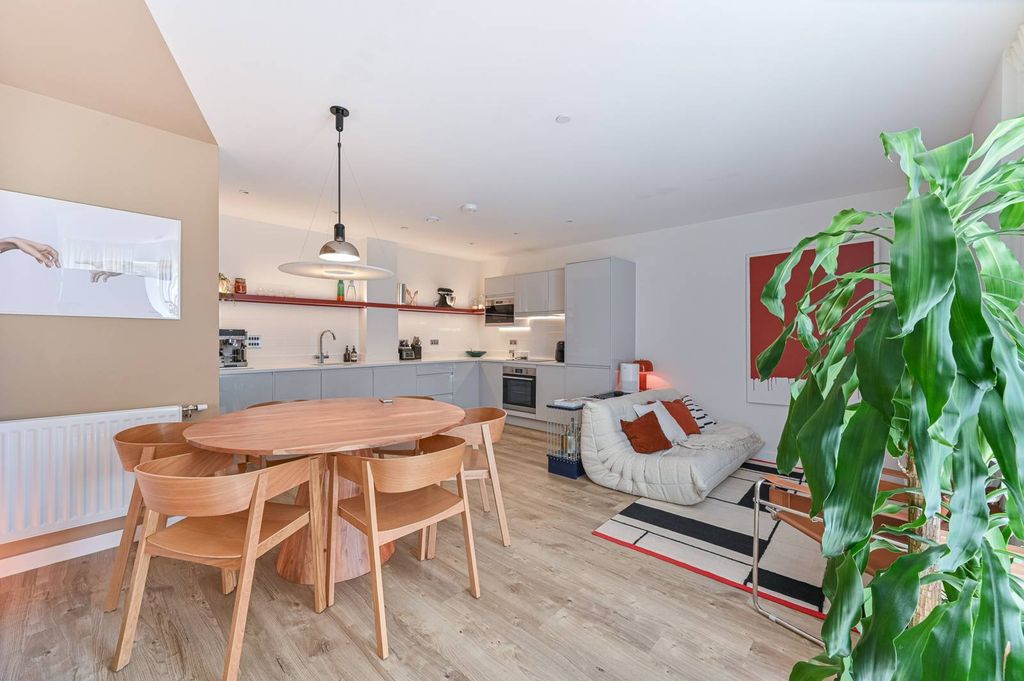 Property photo 3 of 24