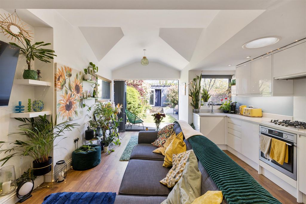 Property photo 2 of 22 Winchester Road, E4