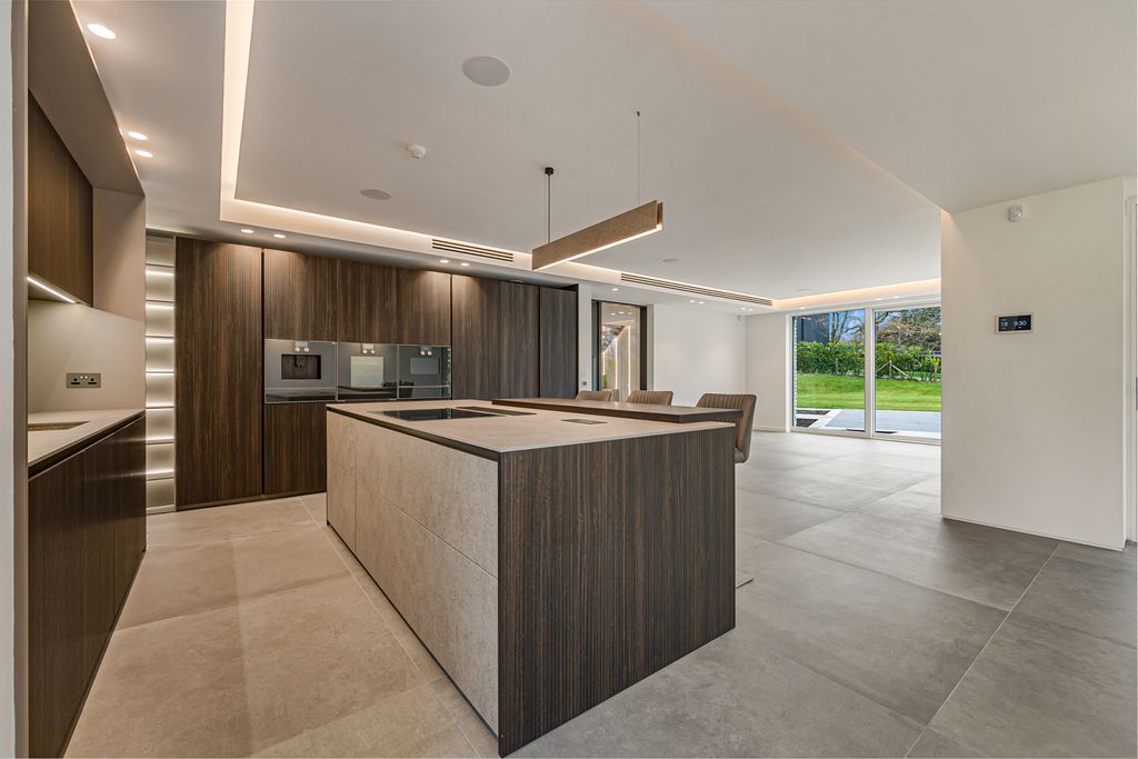 Property photo 3 of 31 Kitchen