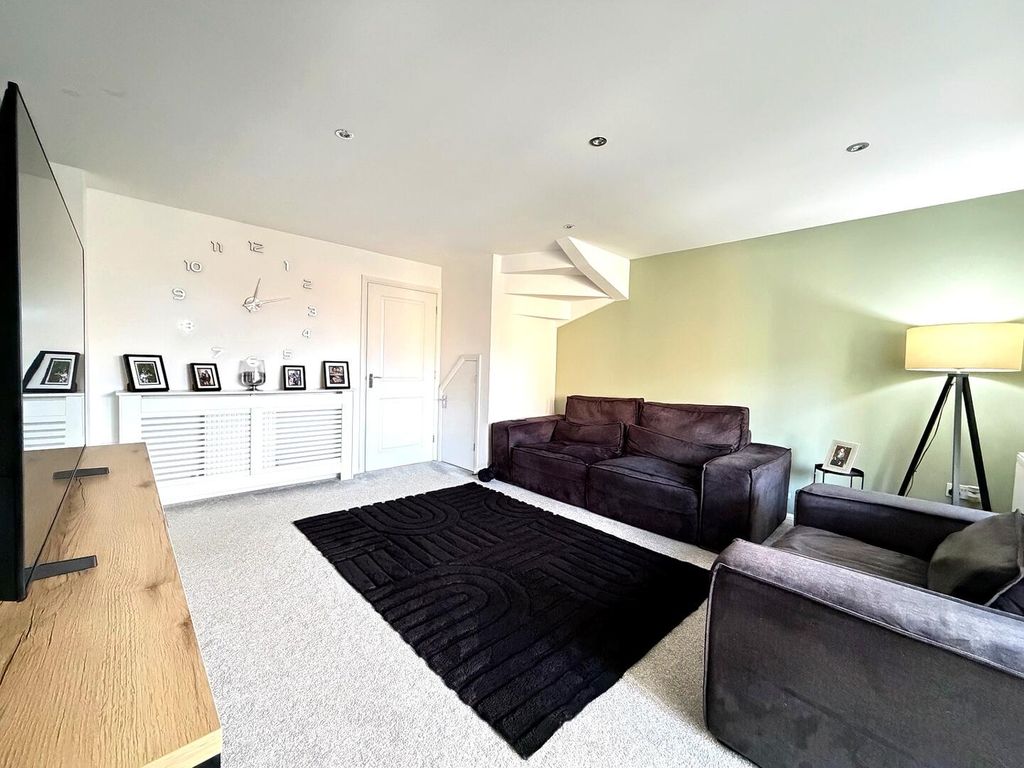 Property photo 1 of 8 Living Room