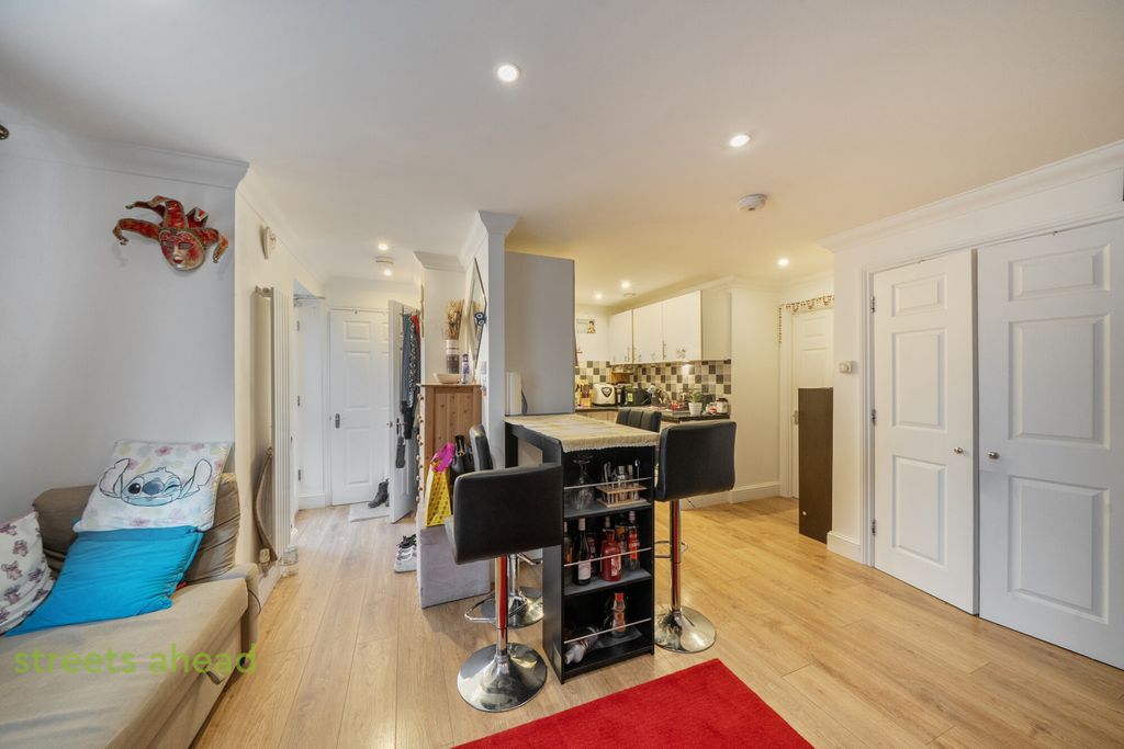 Property photo 2 of 18 6A1816E9-49F1-434...