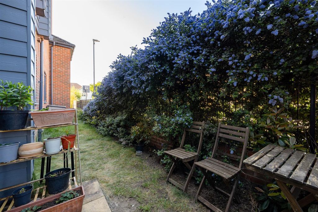 Property photo 2 of 27 Sycamore Place, Ig7