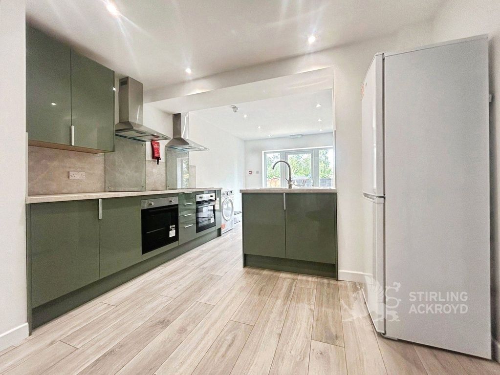 Property photo 3 of 6 Kitchen