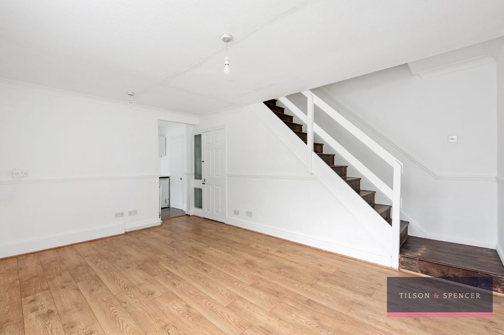 Property photo 1 of 12 120920253_Tils_Flat 11 Cromberdale Court Spencer R