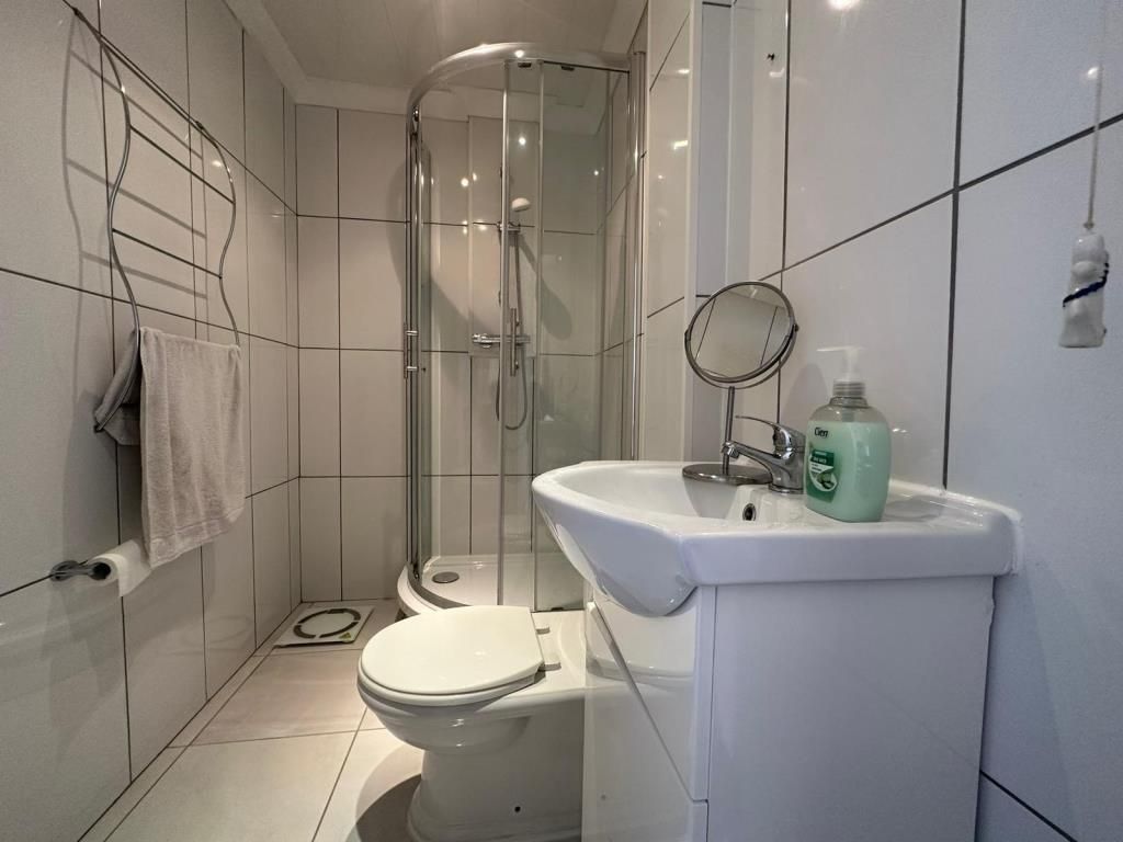 Property photo 2 of 10 Bathroom