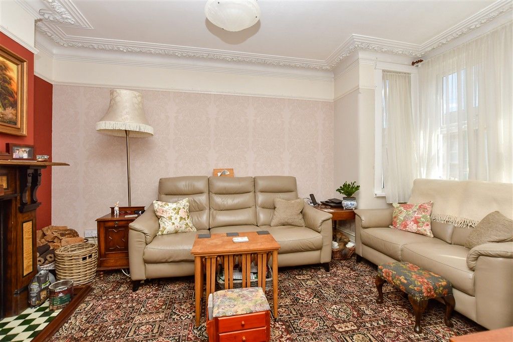 Property photo 3 of 11 Lounge