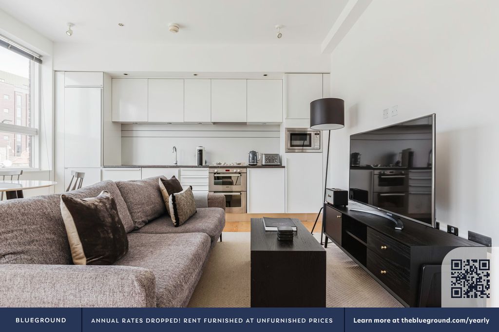 Property photo 3 of 17 Living Room