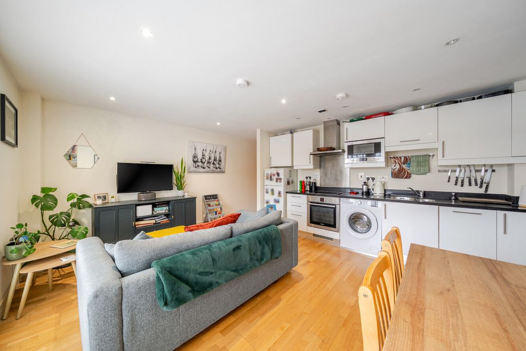 Property photo 1 of 15 1523048-10-1A0Aea...