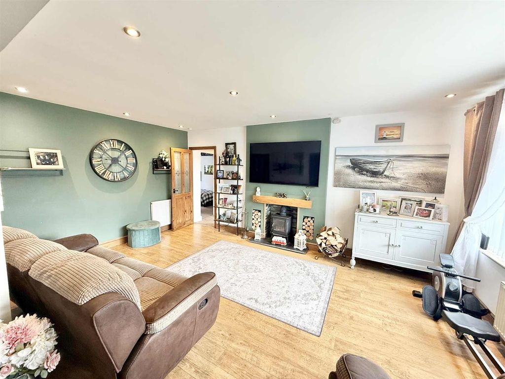Property photo 2 of 13 33Afebb3-Fdd2-40Af-92d9-9dcc8496Ea2A.Jpg