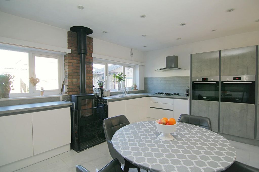 Property photo 2 of 21 Dining Kitchen