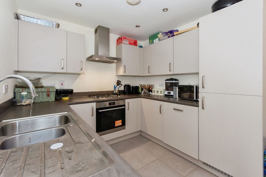 Property photo 3 of 17 Kitchen