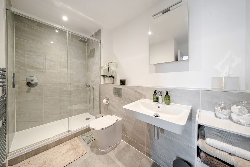Additional image 9 of 2 bed penthouse for saleThe Colonnade, Maidenhead SL6