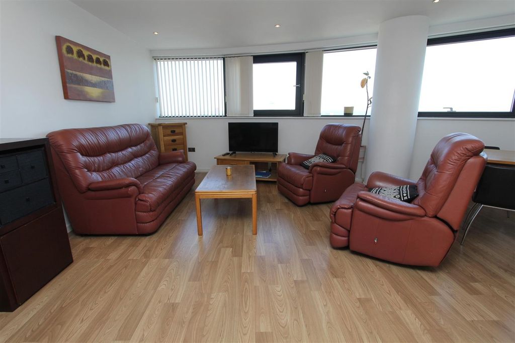 Property photo 2 of 11 Bright Lounge With Comfy Leather Sofas And Views...