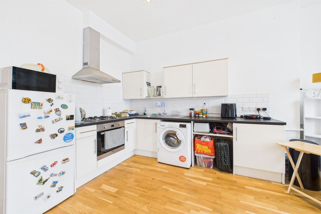 Property photo 2 of 8 Living Room / Kitchen