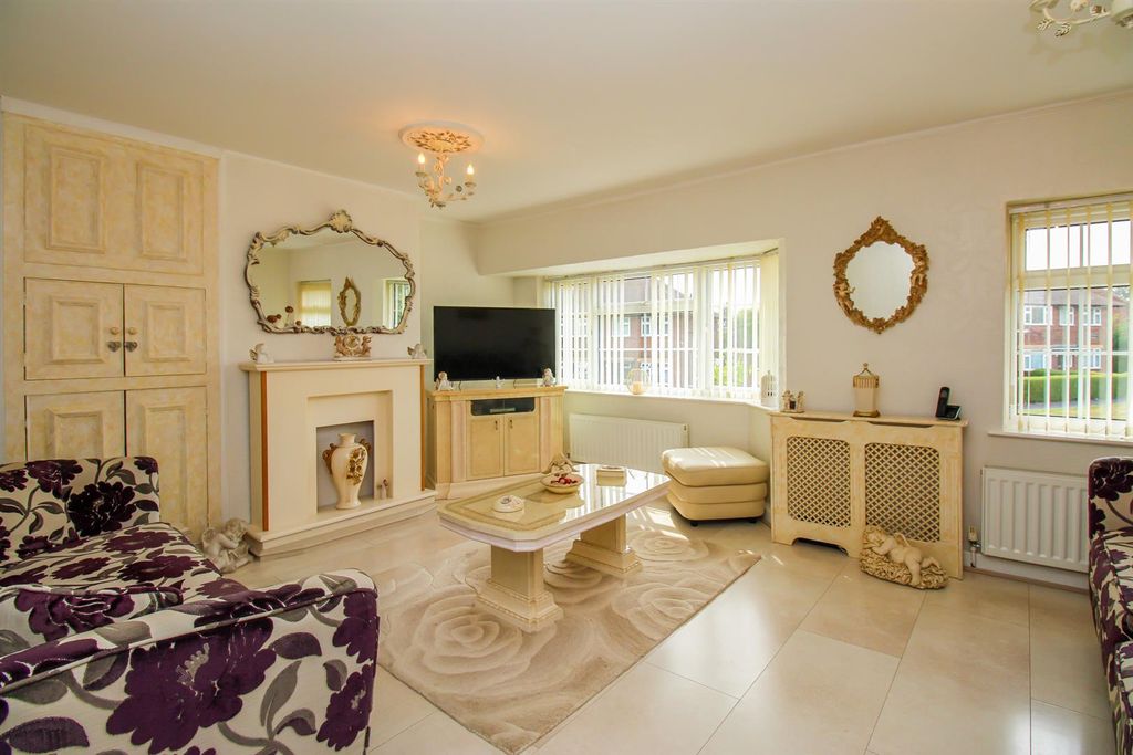 Property photo 3 of 11 Living Room