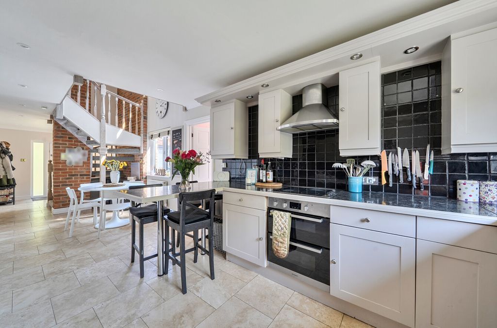 Property photo 3 of 20 147352296A3960732d172