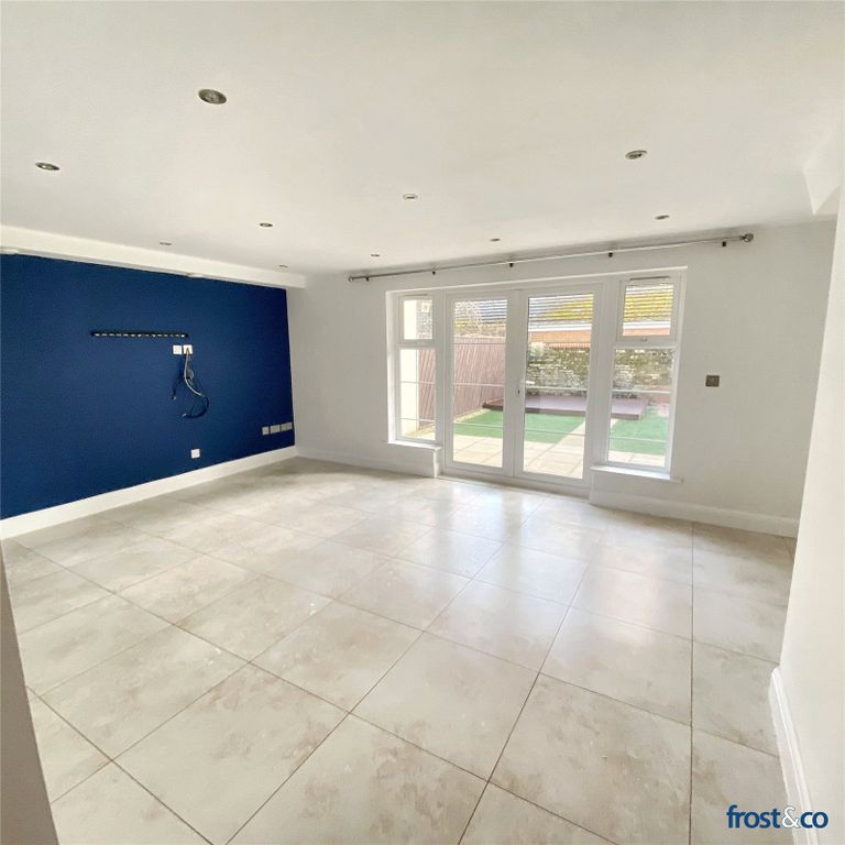 Property photo 2 of 16 Lounge