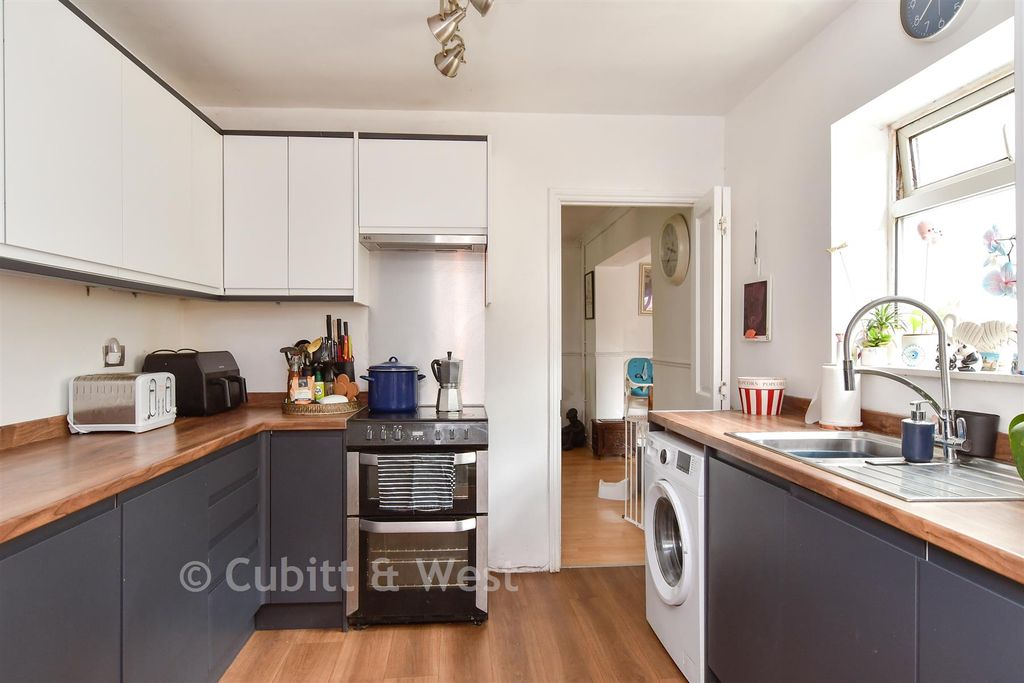 Property photo 3 of 10 Kitchen