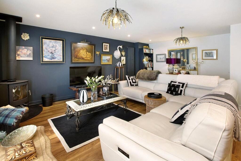 Property photo 2 of 19 Lounge