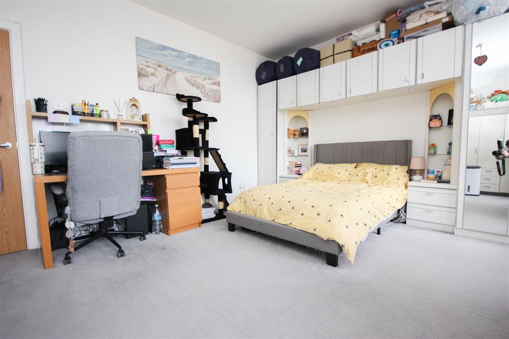 Property photo 2 of 8 Master 1.Jpg