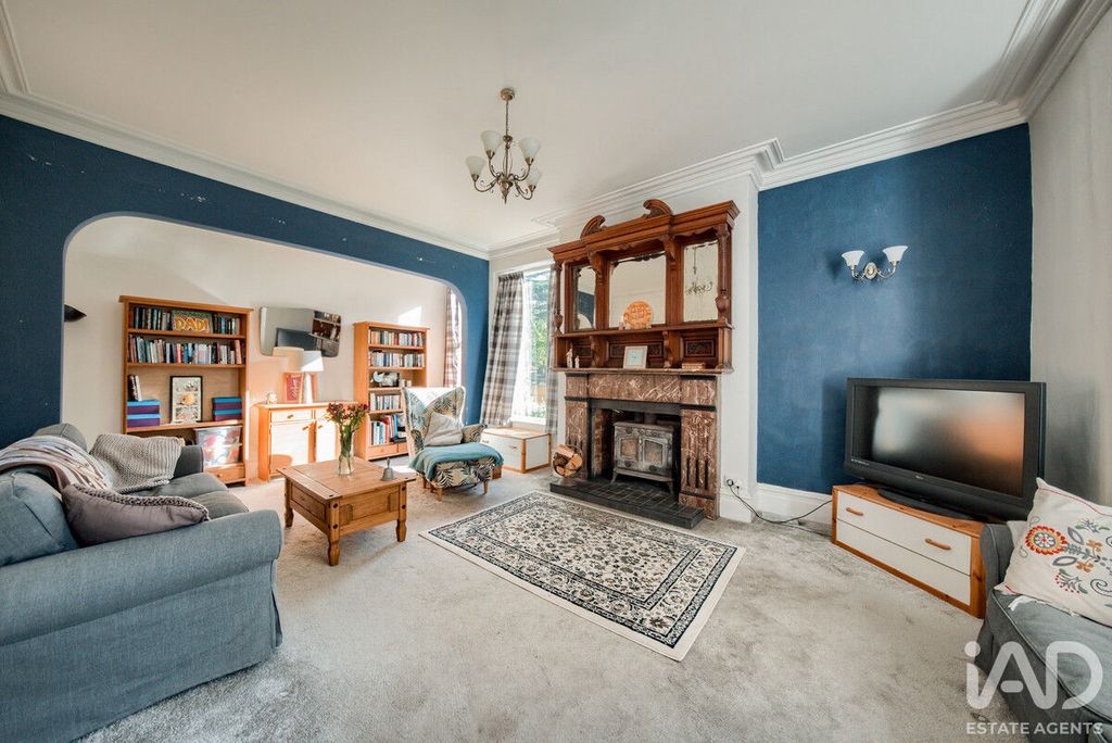 Property photo 2 of 39