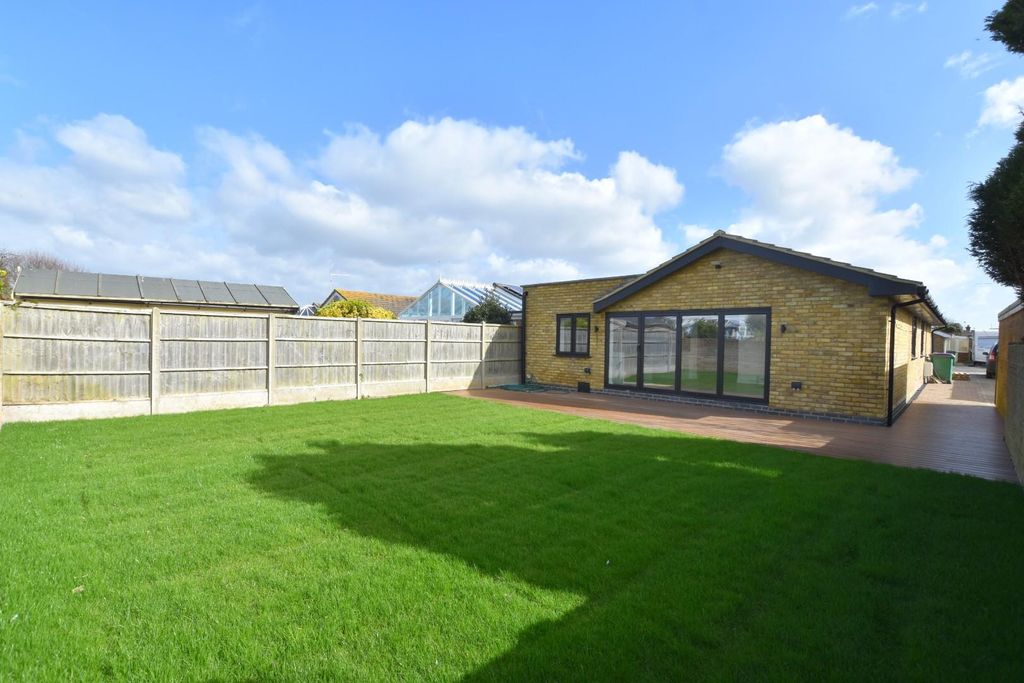 Property photo 3 of 17 9 Denham Close Blue Sky (3).Jpg