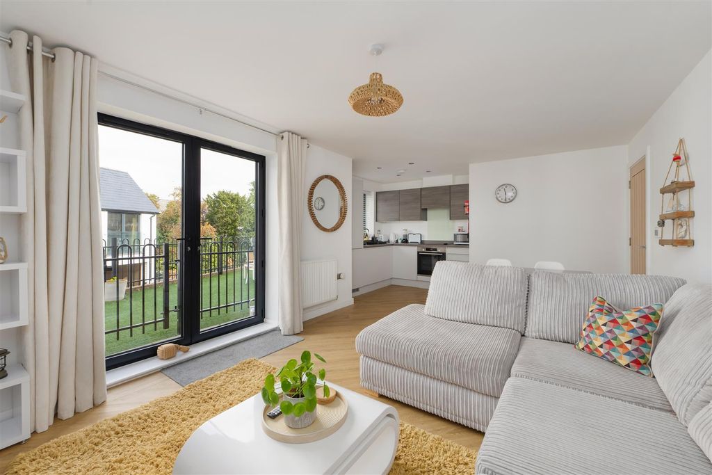 Property photo 2 of 17 Cornwallis Circle, Whitstable