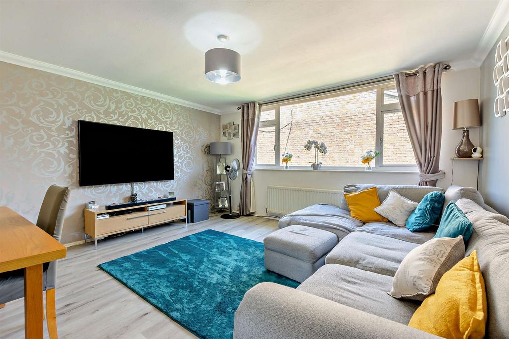 Property photo 1 of 16 8695851-Interior02-800.Jpg