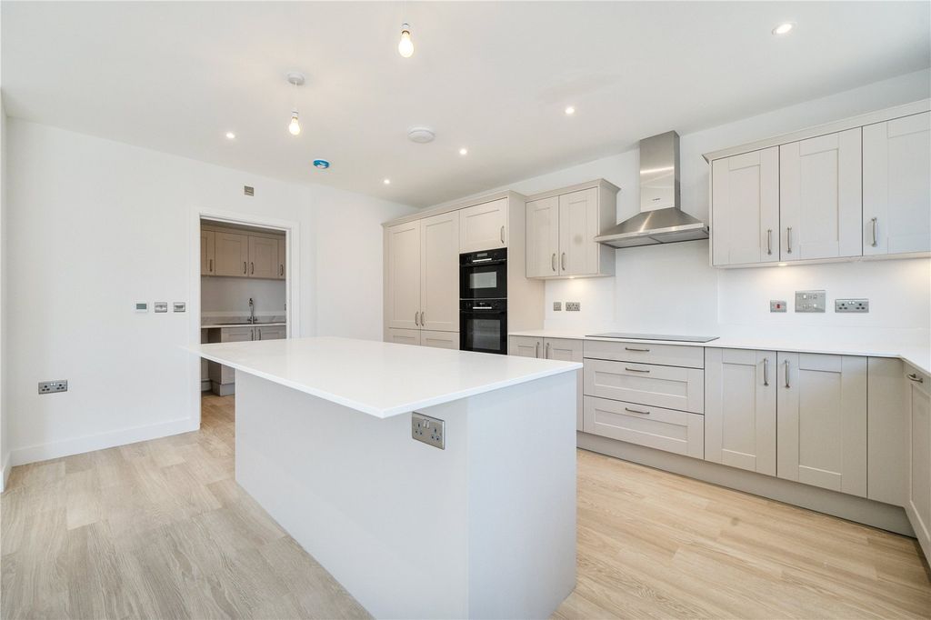 Property photo 2 of 7 Kitchen