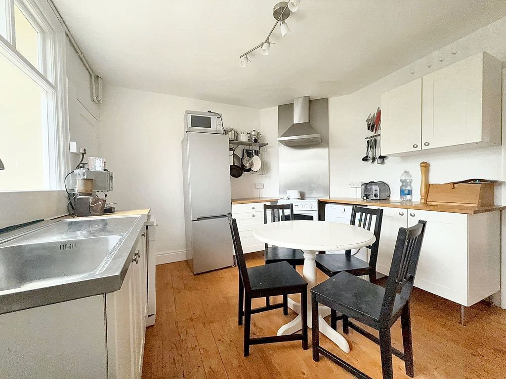 Property photo 3 of 11 Kitchen