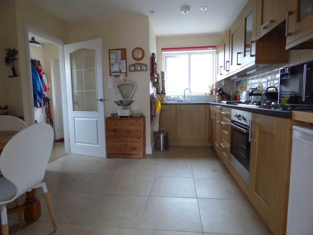 Property photo 2 of 8 Kitchen Aspect 1