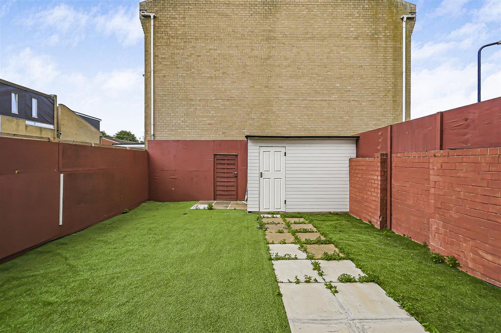 Property photo 2 of 18 Garden.Jpg