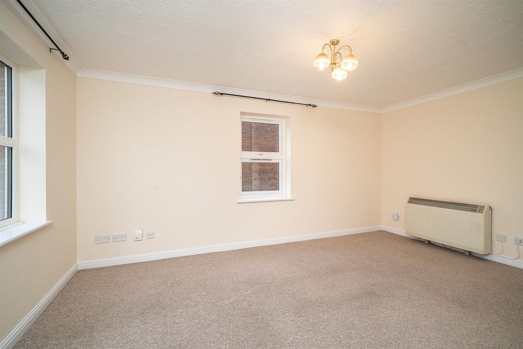 Property photo 3 of 12 Lounge