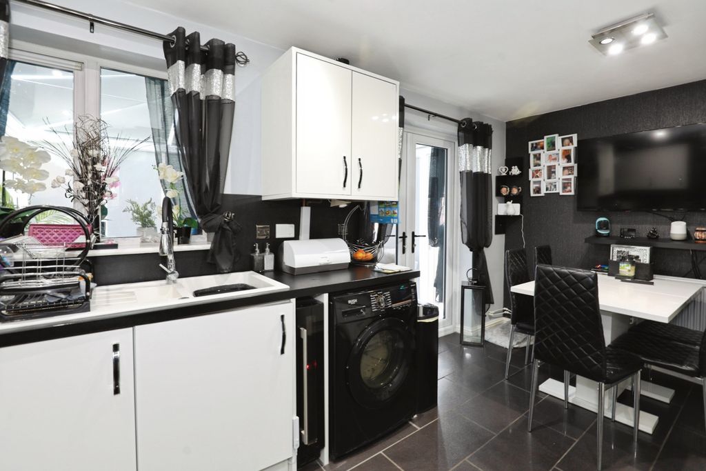 Property photo 3 of 20 Kitchen Diner