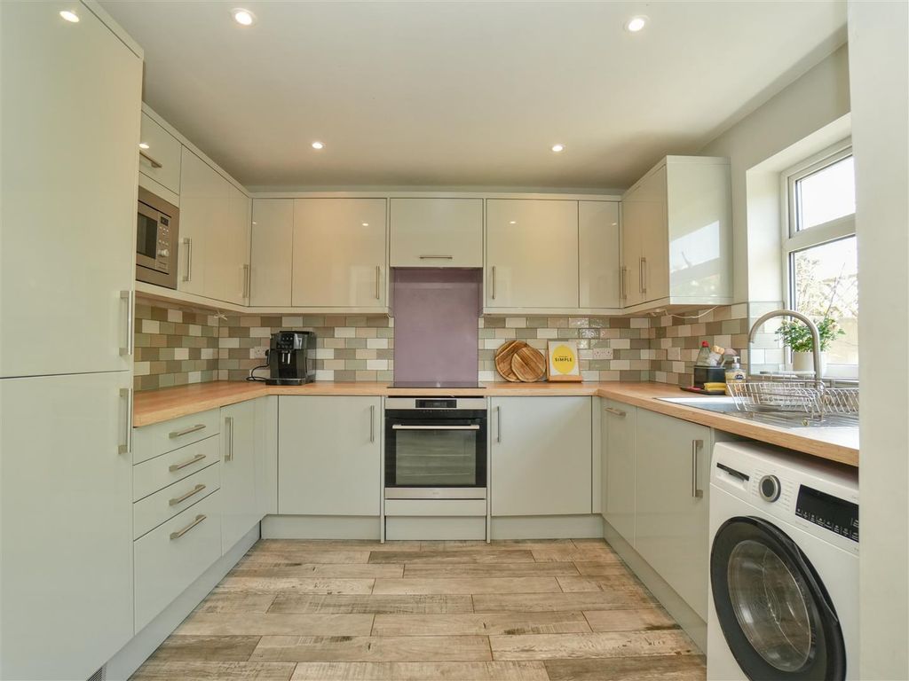 Property photo 3 of 22 Dining Kitchen