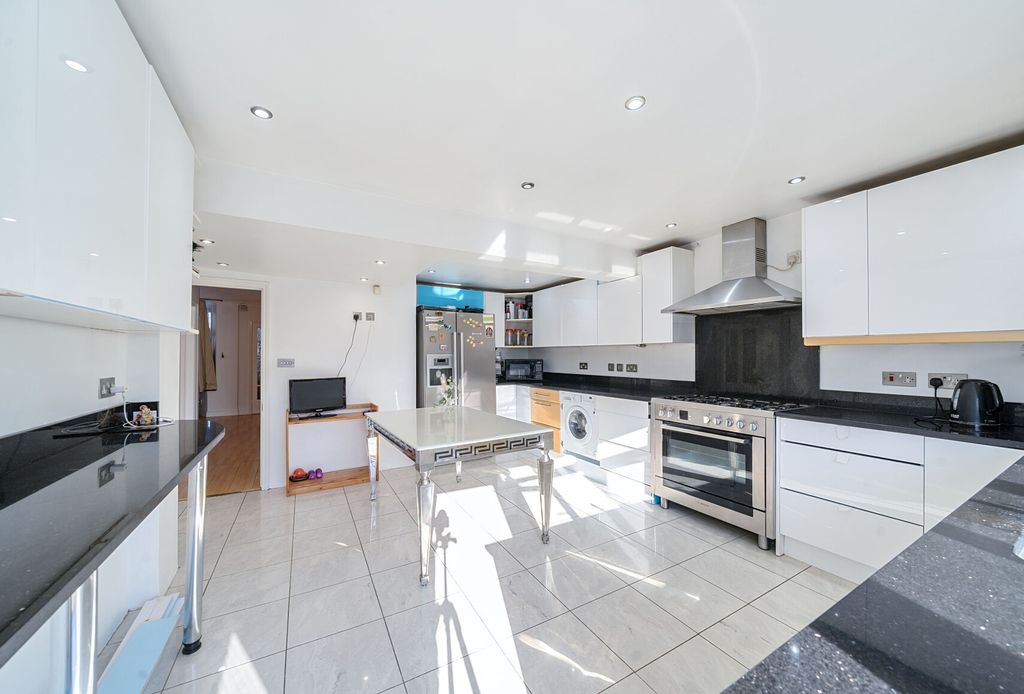 Property photo 1 of 14 1296877-15-682E13...