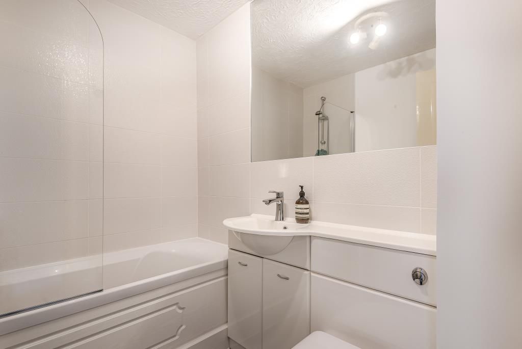 Property photo 1 of 9 Bathroom