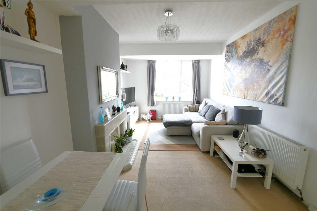 Property photo 3 of 10 Lounge